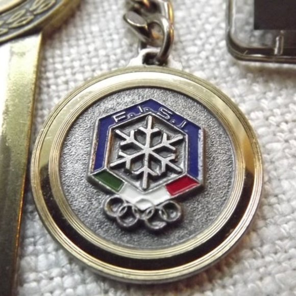 12 Miscellaneous Vintage Advertisement Key Chains - Picture 2 of 5